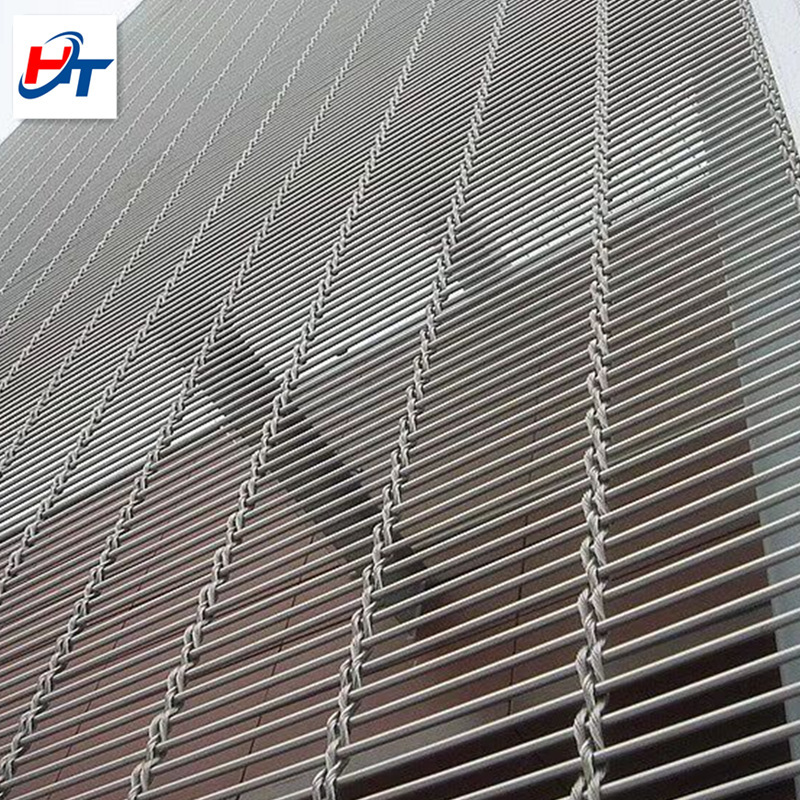 The curtain wall metal-decorated bar bar, the screen ceiling, the gold stainless steel woven net.