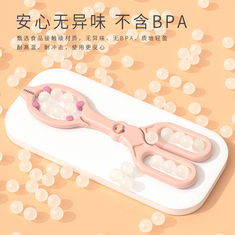 Một chai sữa có keo chống đông lạnh có thể lấy ra chai sữa của trẻ sơ sinh và một bình sữa đun sôi.