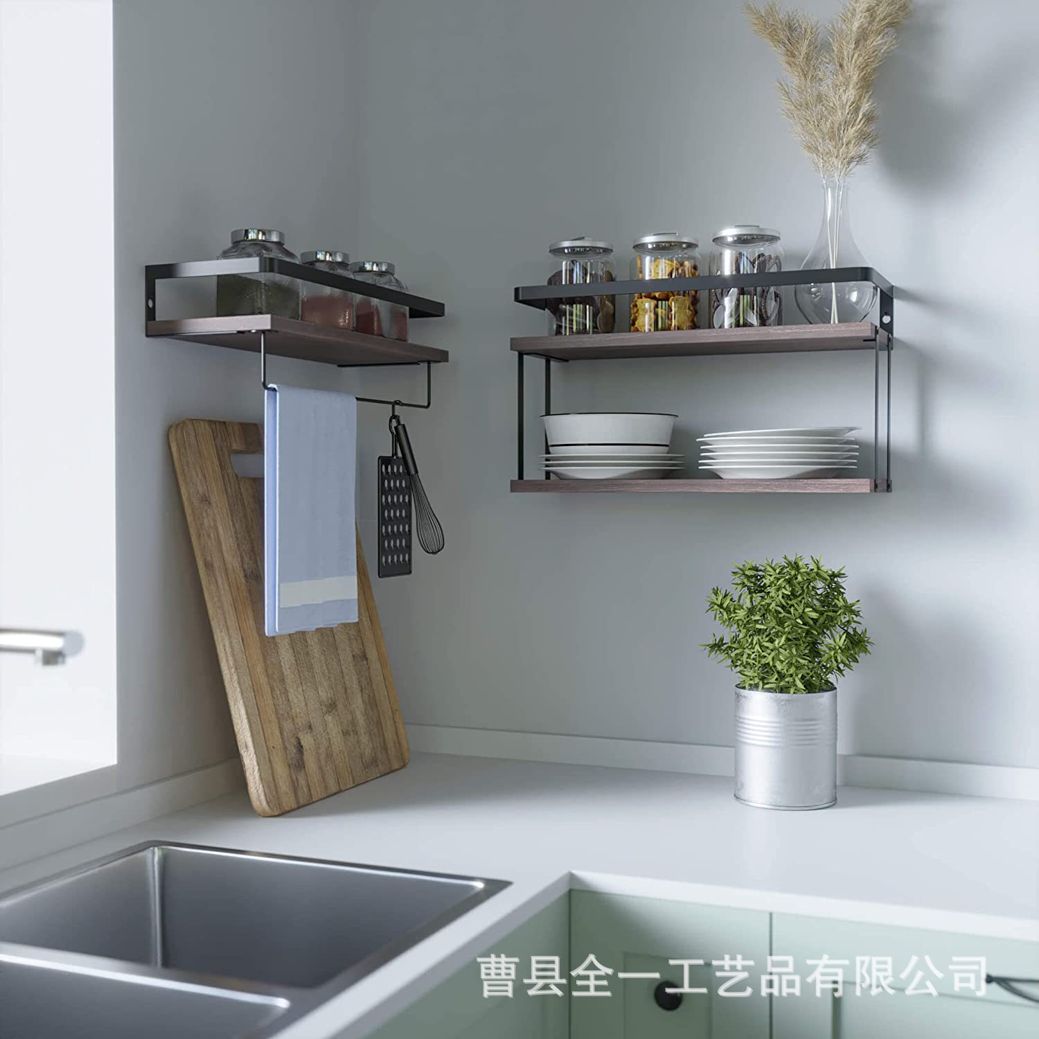Một giá treo khăn bằng gỗ được thu thập trong phòng tắm nhà bếp của bức tường được gắn trên tường trong phòng khách