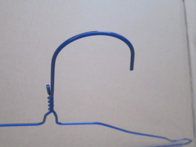 2.2 mm standard dry cleaner with a single-time white-coated barbed wire coat with plastic wire wire and a blue coat