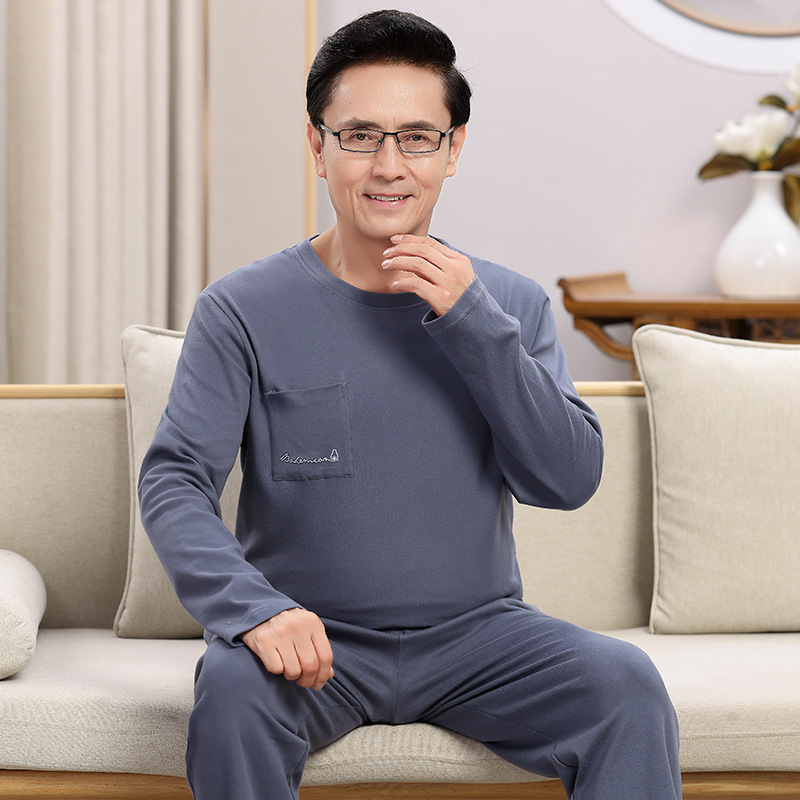 Bộ đồ pyjamas dài, đàn ông trung niên, ăn mặc chỉnh tề.