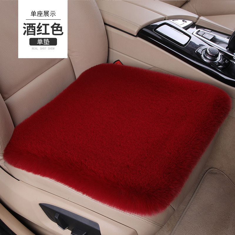 A car sits on a winter velvet single, three pairs of short hair warmed up in winter, with no back-to-back velvet airlock cushion.
