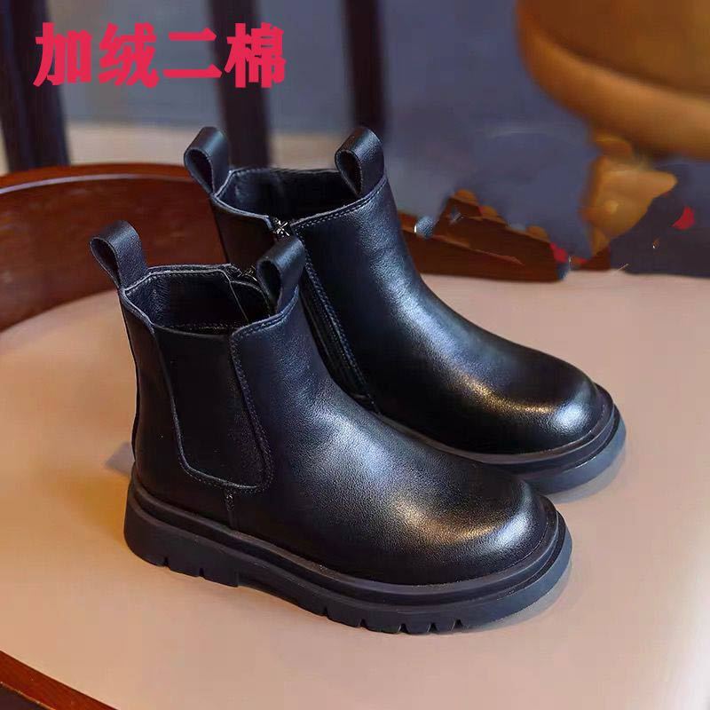 Cô gái trẻ Martin Boots's New Spring và mùa thu.