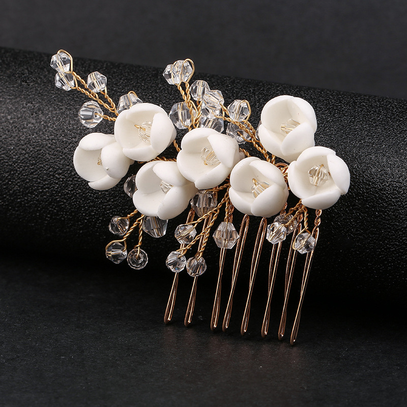 The American-American Amazonian women's party header with ceramic flower brides with crystal hair combs.