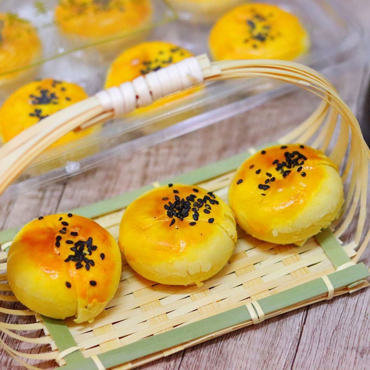 Đậu đỏ với 12 viên kẹo trong hộp.