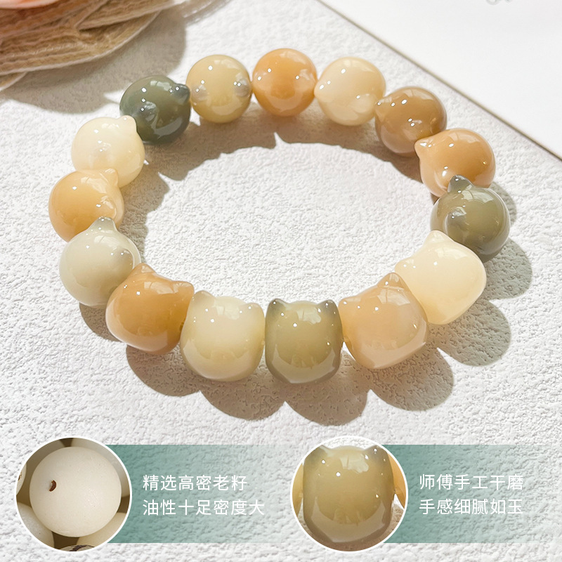 Tượng Phật Bàn Tay Tự nhiên khắc một ngón tay mèo dễ thương và chơi với vòng tay hạt ban đêm.