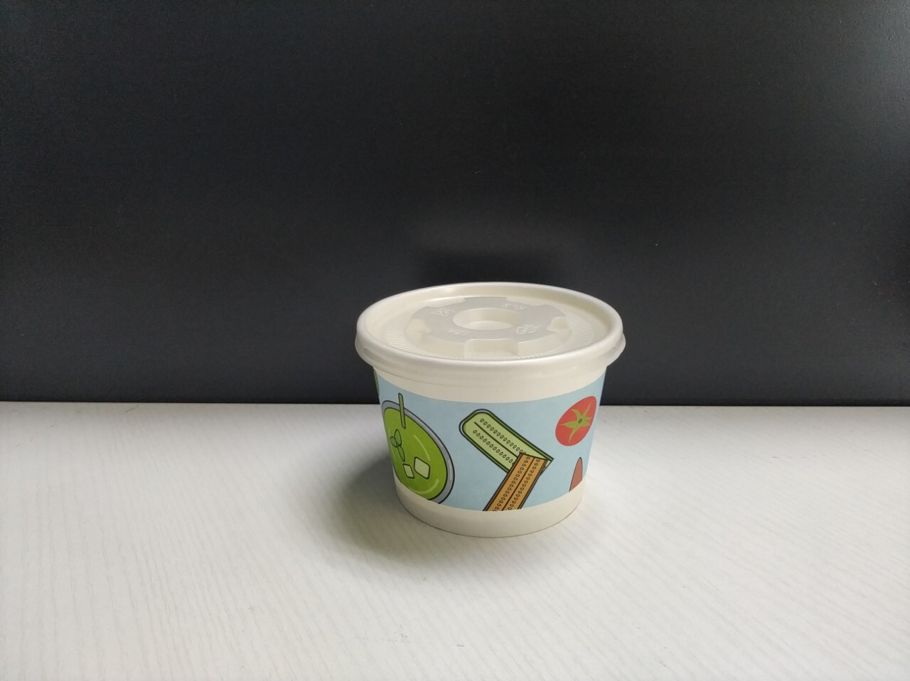 Top-class green paper bowls with pla-film bowls and lids.