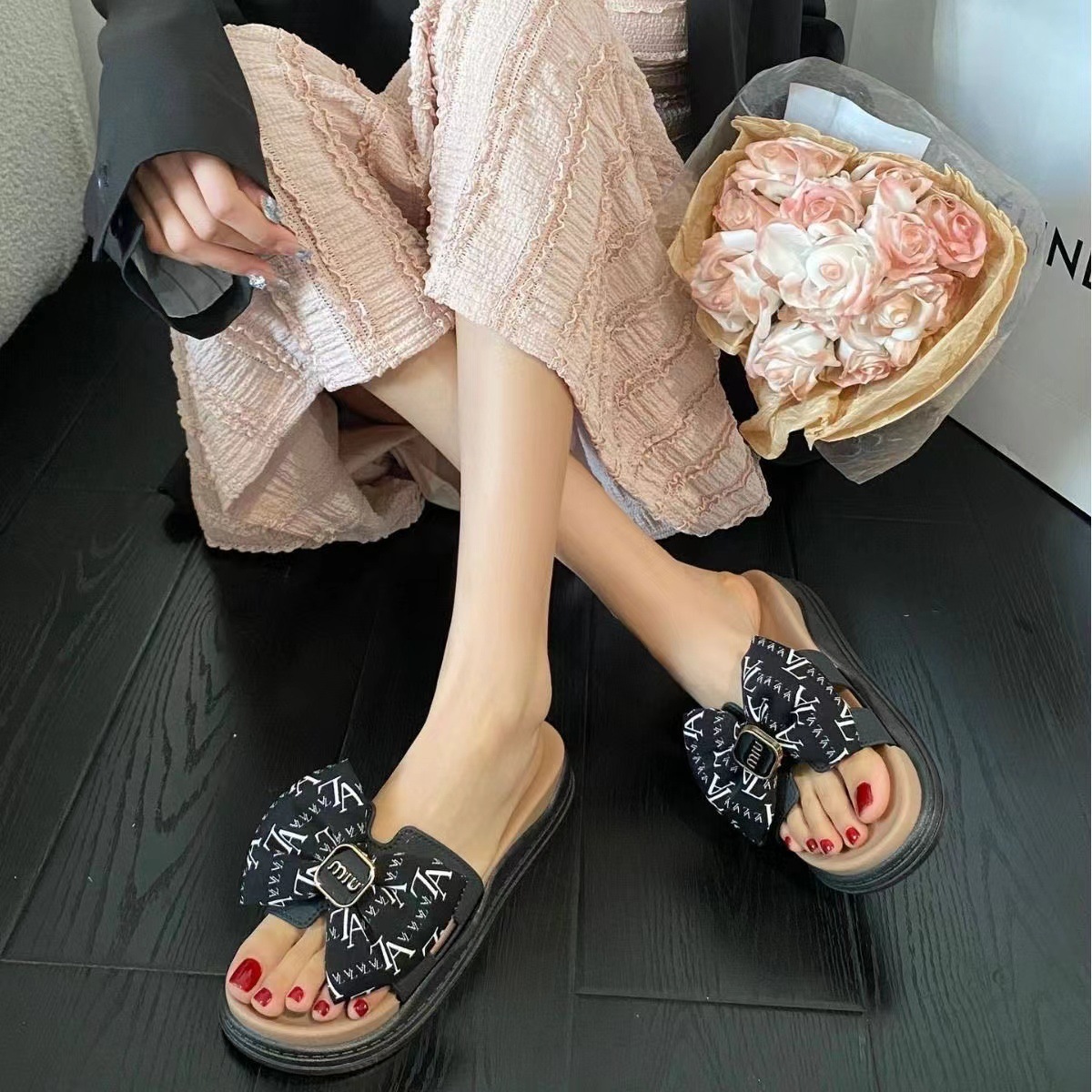 The new 2024 foreign trade in fashion slippers for women bathing and skiing and wearing a soft-down interior.