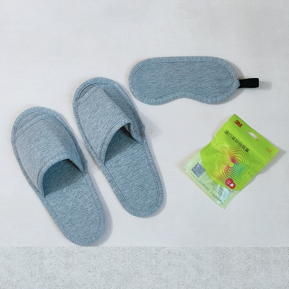 Vendors supply four sets of traveler-carriage travel kits, three-carriage-loop eye-cover slippers