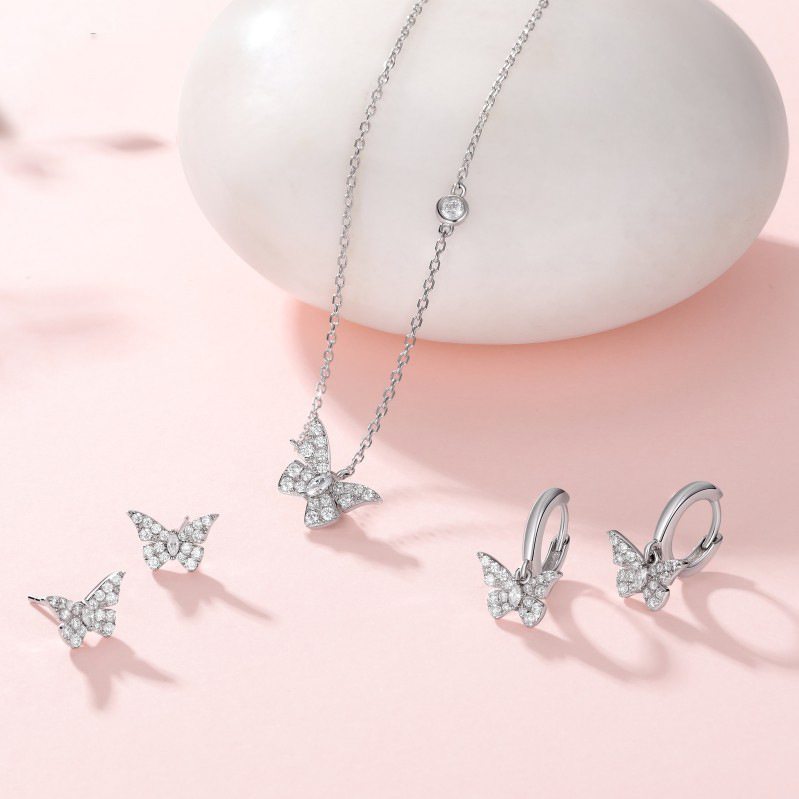 S925 silver and a little elixir, butterfly necklaces full of crucified chains.