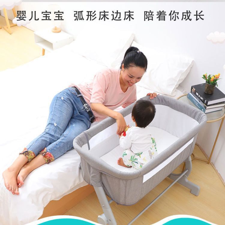 giường em bé nằm dọc theo cung bên giường, sắp xếp giường cho em bé giường lớn, giường b, sẵn sàng để di chuyển