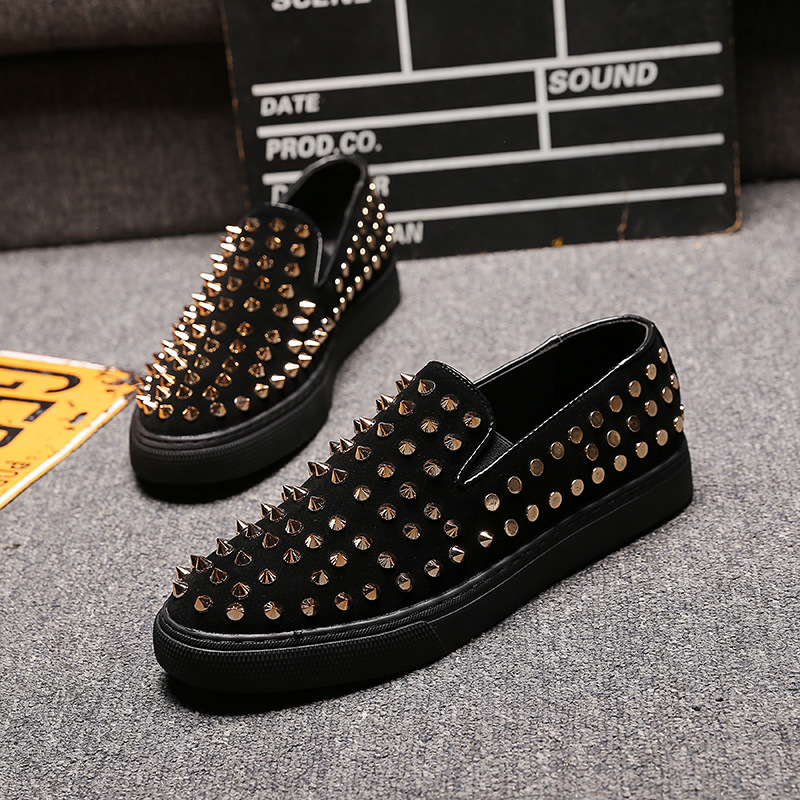 A new pair of pinned-up boys' shoes, lazy people's.