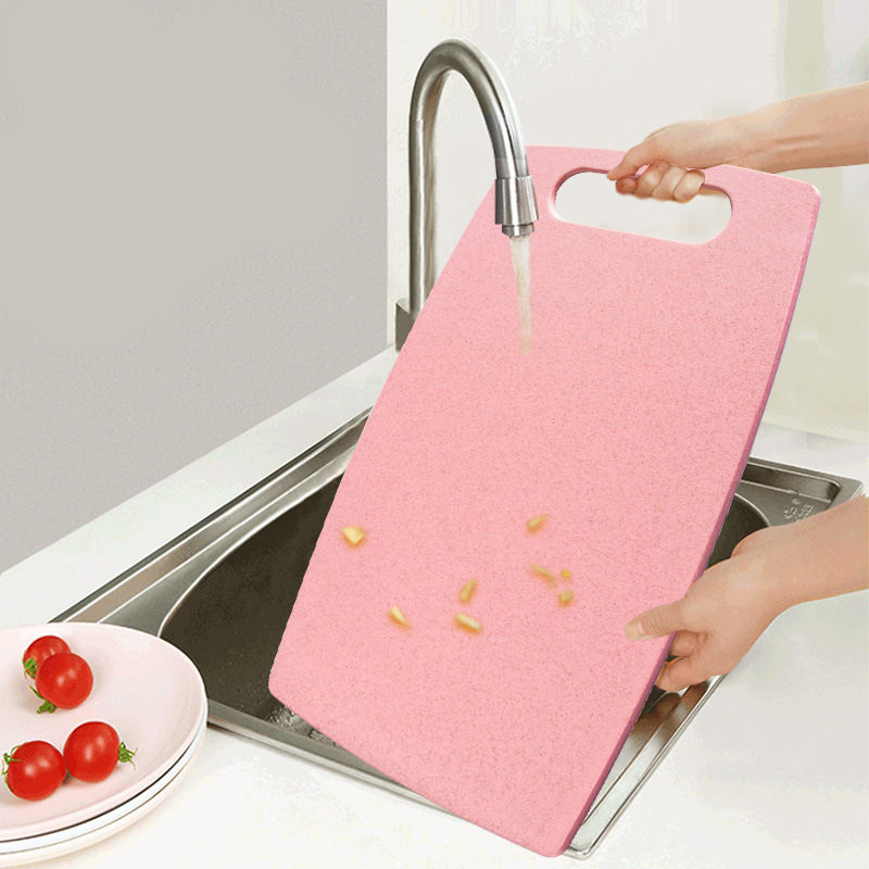 Những miếng lúa mì lớn dính trên vỏ với một đĩa mặt cho gia đình trái cây.