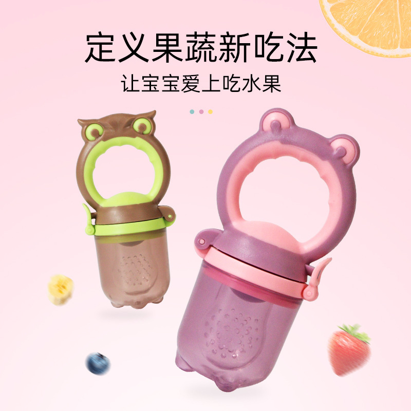 Người mẹ và đứa bé mặc áo hoa quả đầy nước ngọt cắn nhẹ nhàng và nhẹ nhàng để ngăn ngừa sự sinh nở của một đứa bé.