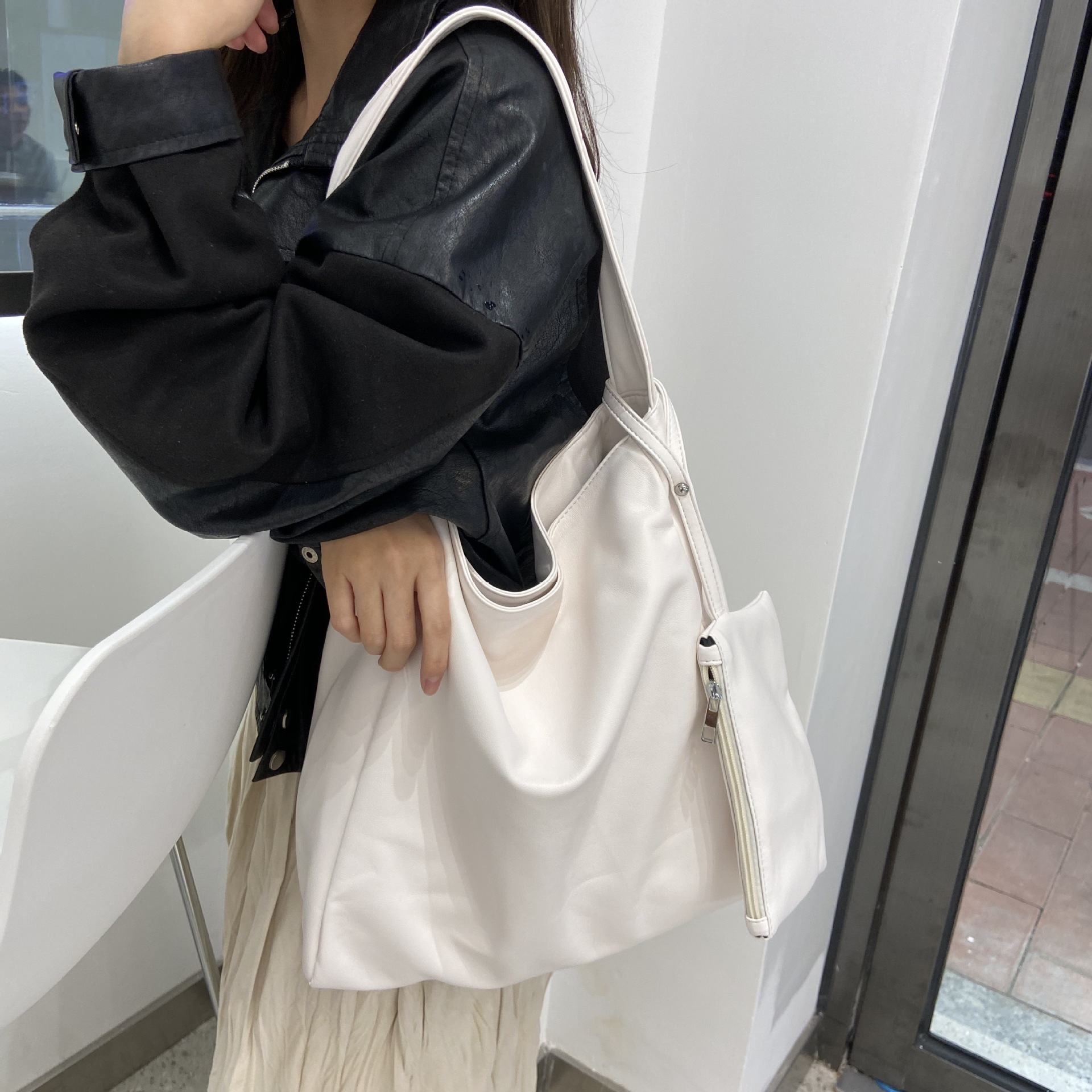 The new 2022 Han version of the bag, the one-shoulder-packed-to-consumer-size handbag.