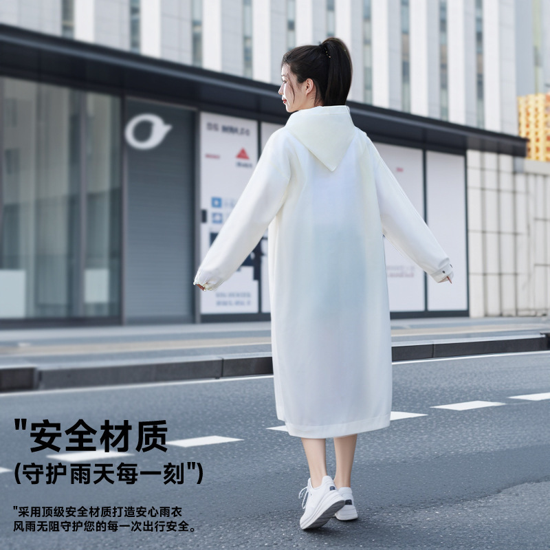Trong những chiếc áo mưa một thời, người lớn dùng rất nhiều tiền trên khắp núi để bảo vệ mình khỏi cơn bão, và đội một cái nón mưa bên cạnh chuyến du lịch.