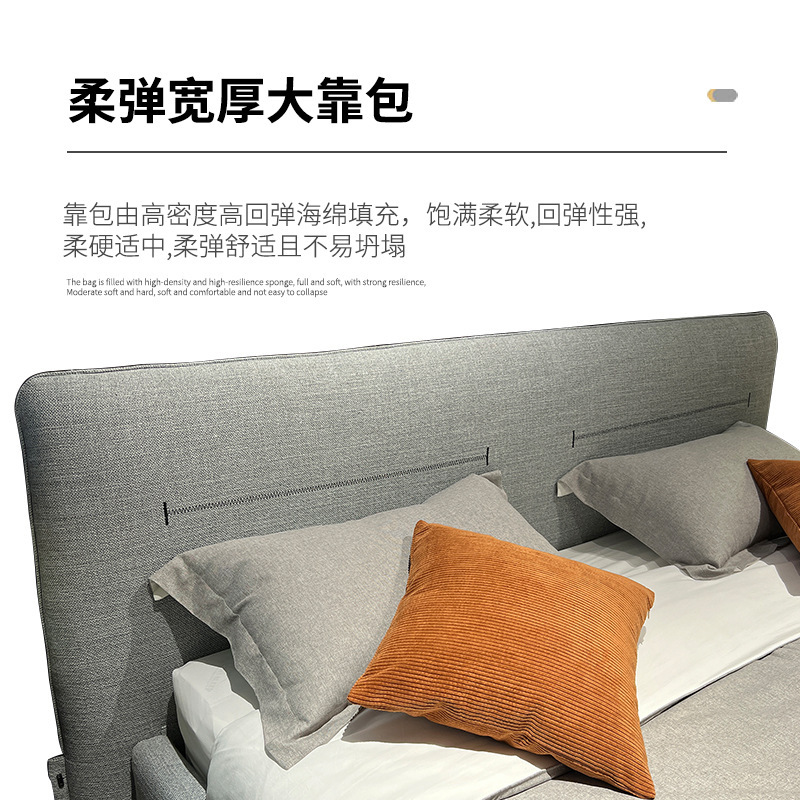 It's a very soft-bed bedroom with a soft-loose bed pack, a luxurious bed for the master.