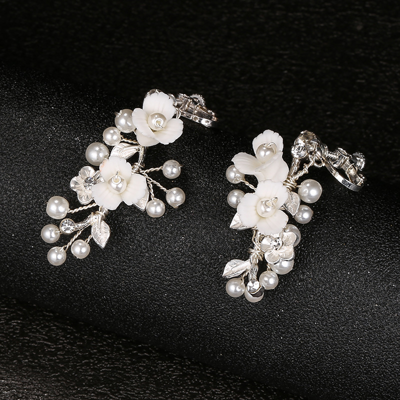 Handmade bride's earring, Amazonian cross-border pearls and white porcelain ear nails.