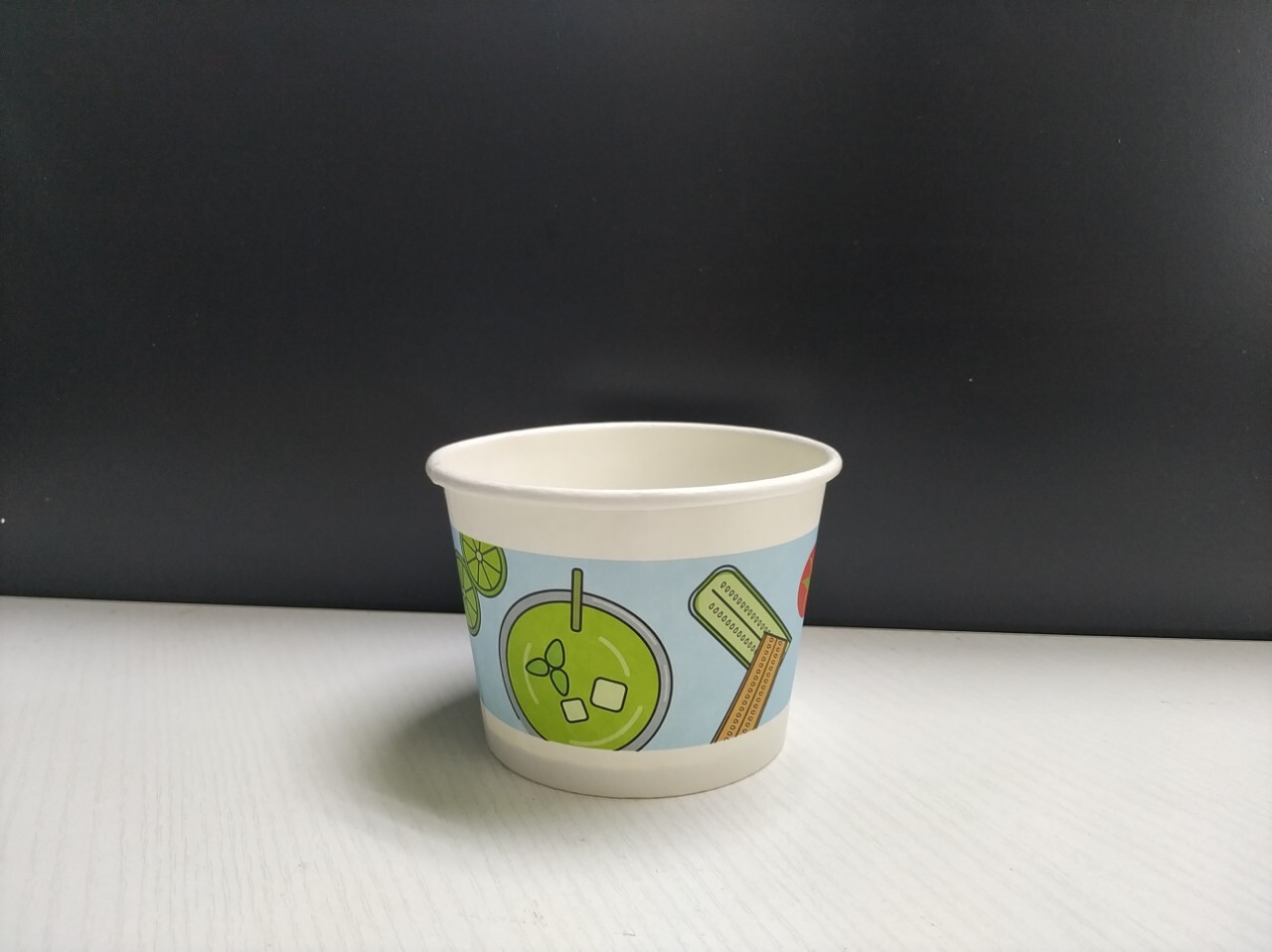 Top-class green paper bowls with pla-film bowls and lids.