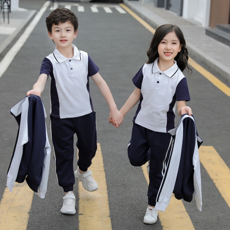 In kindergarten, three new sets of English-style schoolgirls in spring and autumn.