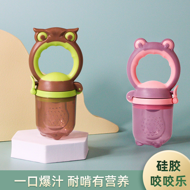 Người mẹ và đứa bé mặc áo hoa quả đầy nước ngọt cắn nhẹ nhàng và nhẹ nhàng để ngăn ngừa sự sinh nở của một đứa bé.