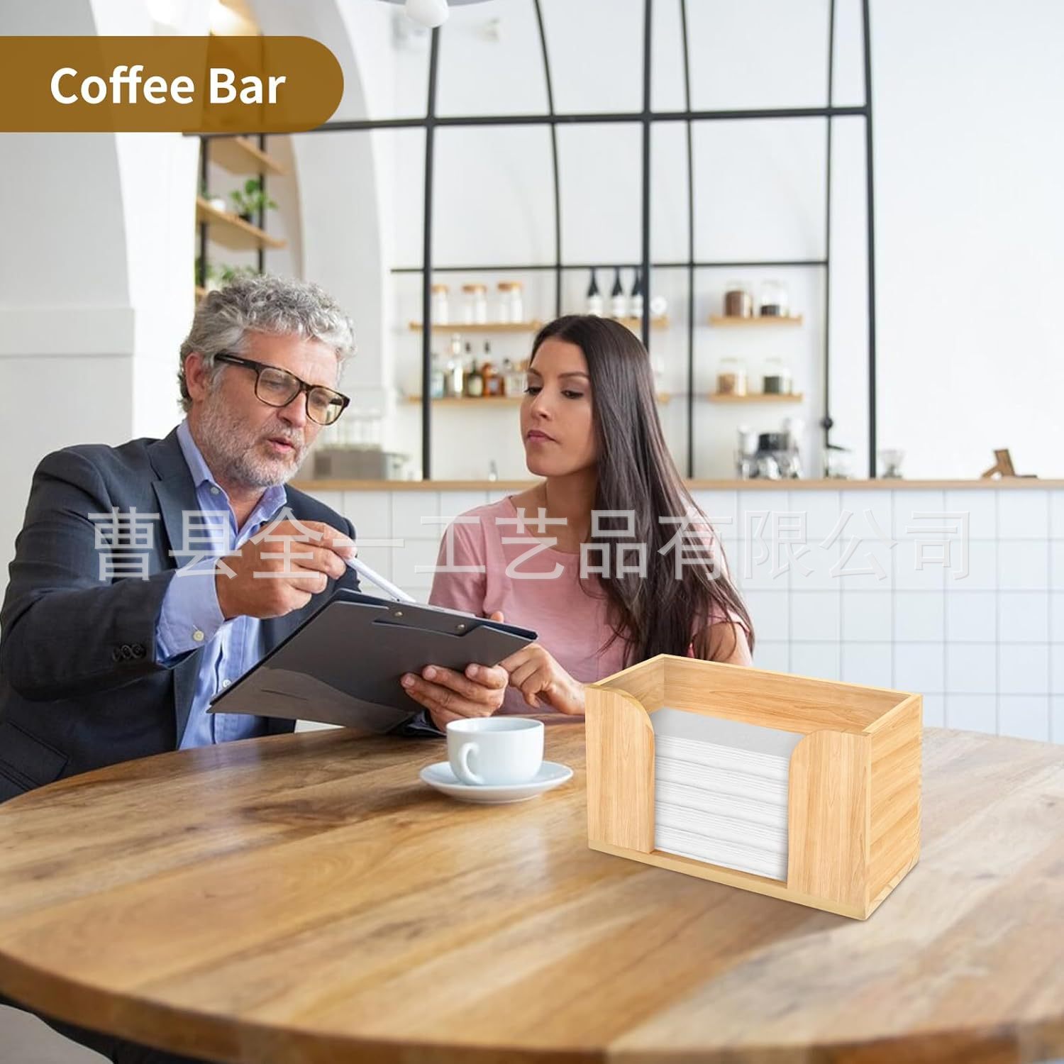 Khăn giấy dựa trên gỗ đứng xếp trong phòng tắm, nhà kho khăn giấy, bàn giấy gấp khăn ăn