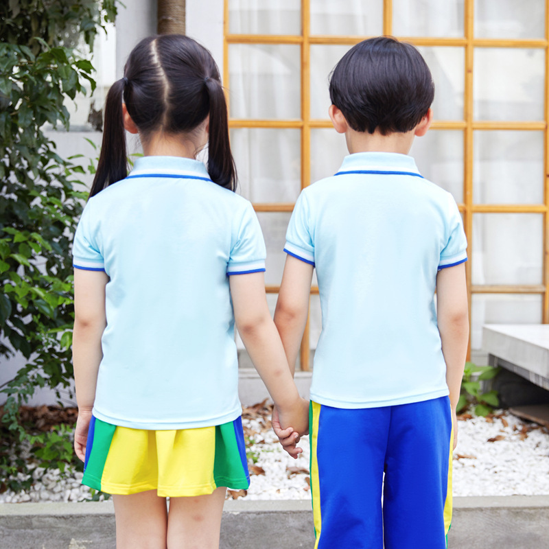 A new short-sleeve summer school uniform for young and middle-aged children in a blue POLO shirt for the summer.