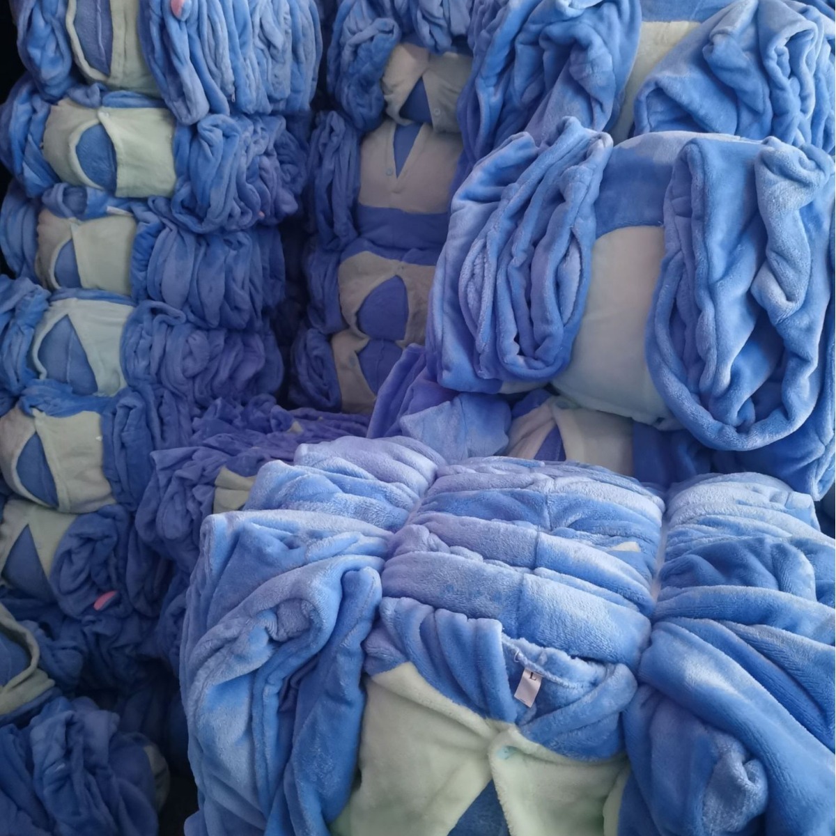 Một con gấu trúc với một con gấu trúc giống như nhà vệ sinh cho một người đàn ông và phụ nữ vào mùa thu và mùa đông.