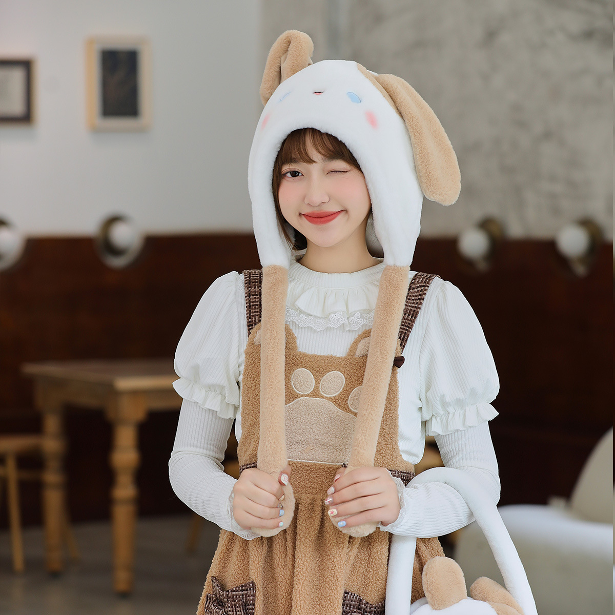 Ai Sang-Yo Il is a cute little ear hat and a furlough hat with an embroidered hood in autumn and winter.