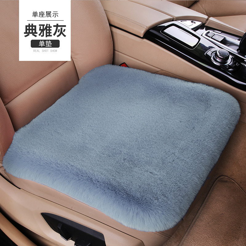 A car sits on a winter velvet single, three pairs of short hair warmed up in winter, with no back-to-back velvet airlock cushion.
