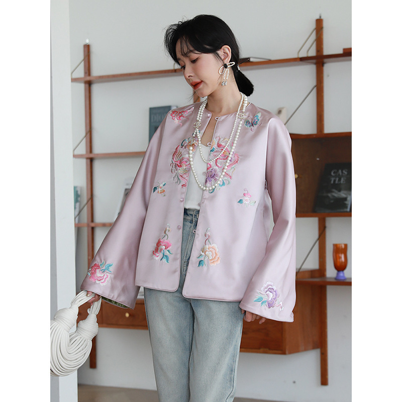 Các giác quan cao cấp màu xanh lá cây, mặc một chiếc áo khoác trong gió quốc gia, và chiếc xe trượt mới trong bộ váy mùa thu, người Trung Quốc ra ngoài cánh.