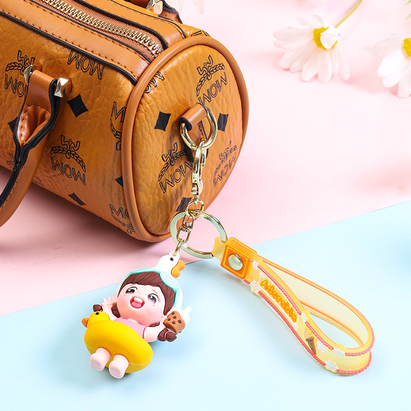 Con vịt đỏ, chìa khóa dễ thương để gắn kết quà sinh nhật sáng tạo, hàng hóa được đóng gói đẹp.