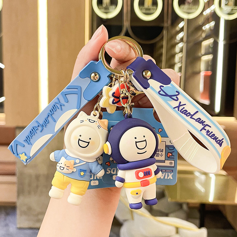 Bản gốc Blue và bạn anh ta, ông Toon, có chìa khóa xe và chìa khóa xe.