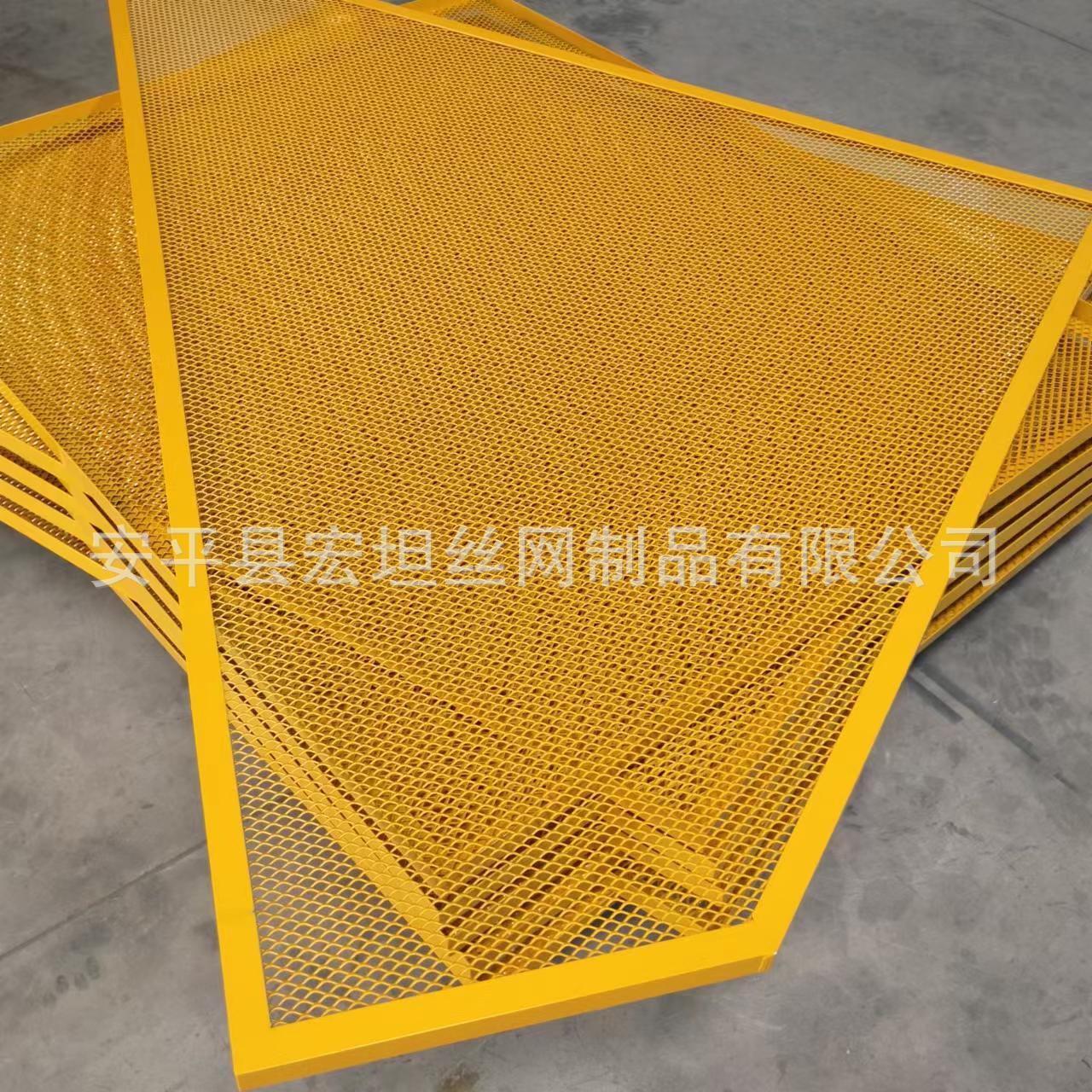 Supply of nails, commonly known as fish-coated aluminum-board decorating nets.