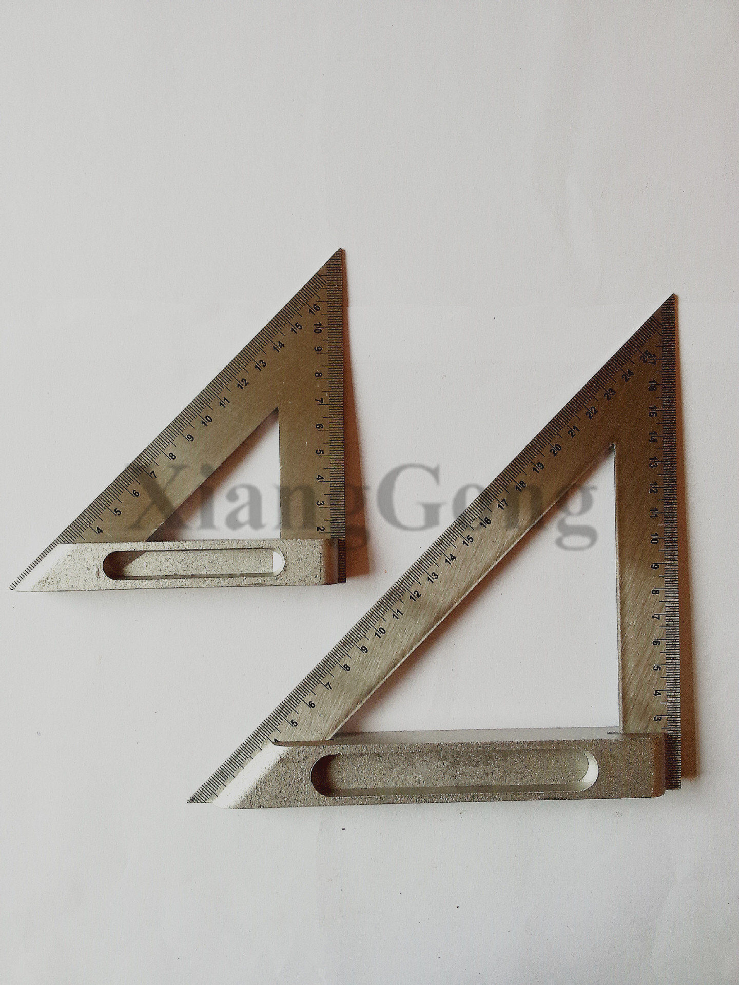 Triangular stainless steel, wide-scale steel, 150 mm 200 mm thick, woodwork.