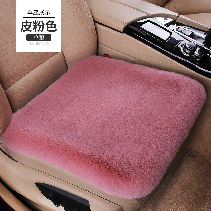 A car sits on a winter velvet single, three pairs of short hair warmed up in winter, with no back-to-back velvet airlock cushion.