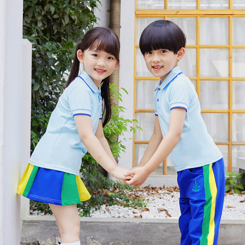 A new short-sleeve summer school uniform for young and middle-aged children in a blue POLO shirt for the summer.