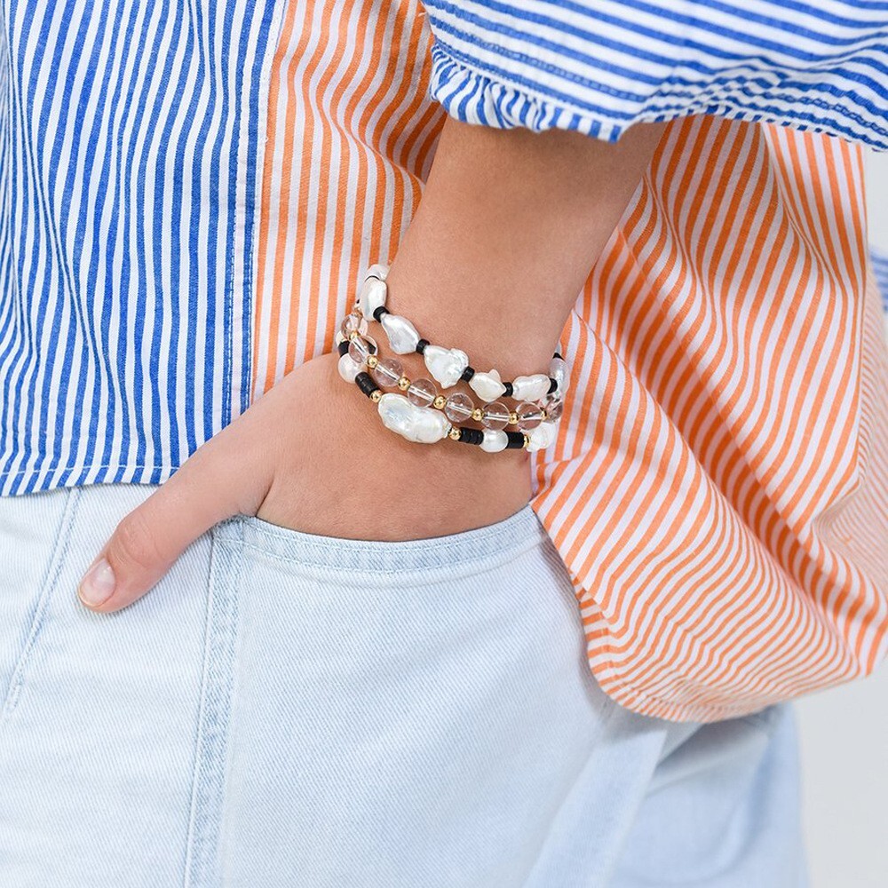 Autumn and winter's personal chain, a black piece of natural rock and a pearl necklace.