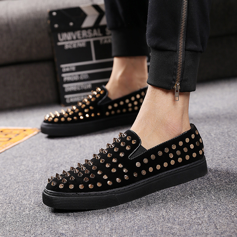 A new pair of pinned-up boys' shoes, lazy people's.