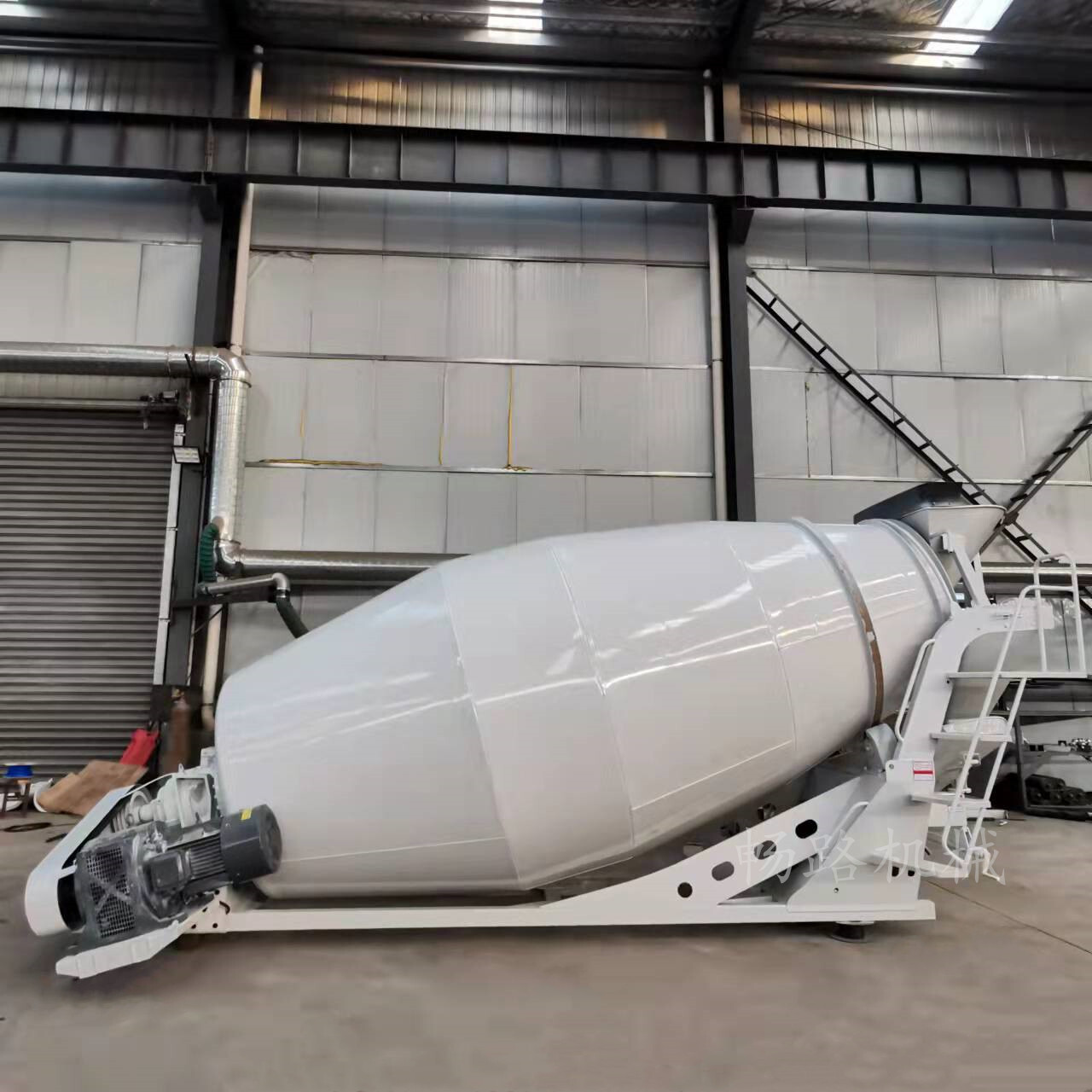 Delivery of live supplies for small cement slurry holding tanks for 0.5-10 concrete mixers