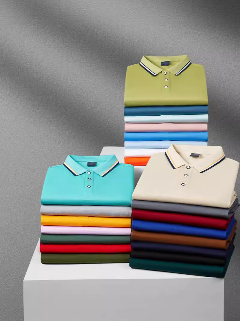 Bộ váy polo kiểu Hồng Kông được tùy chỉnh với một tấm bảng có dán nhãn LOGO