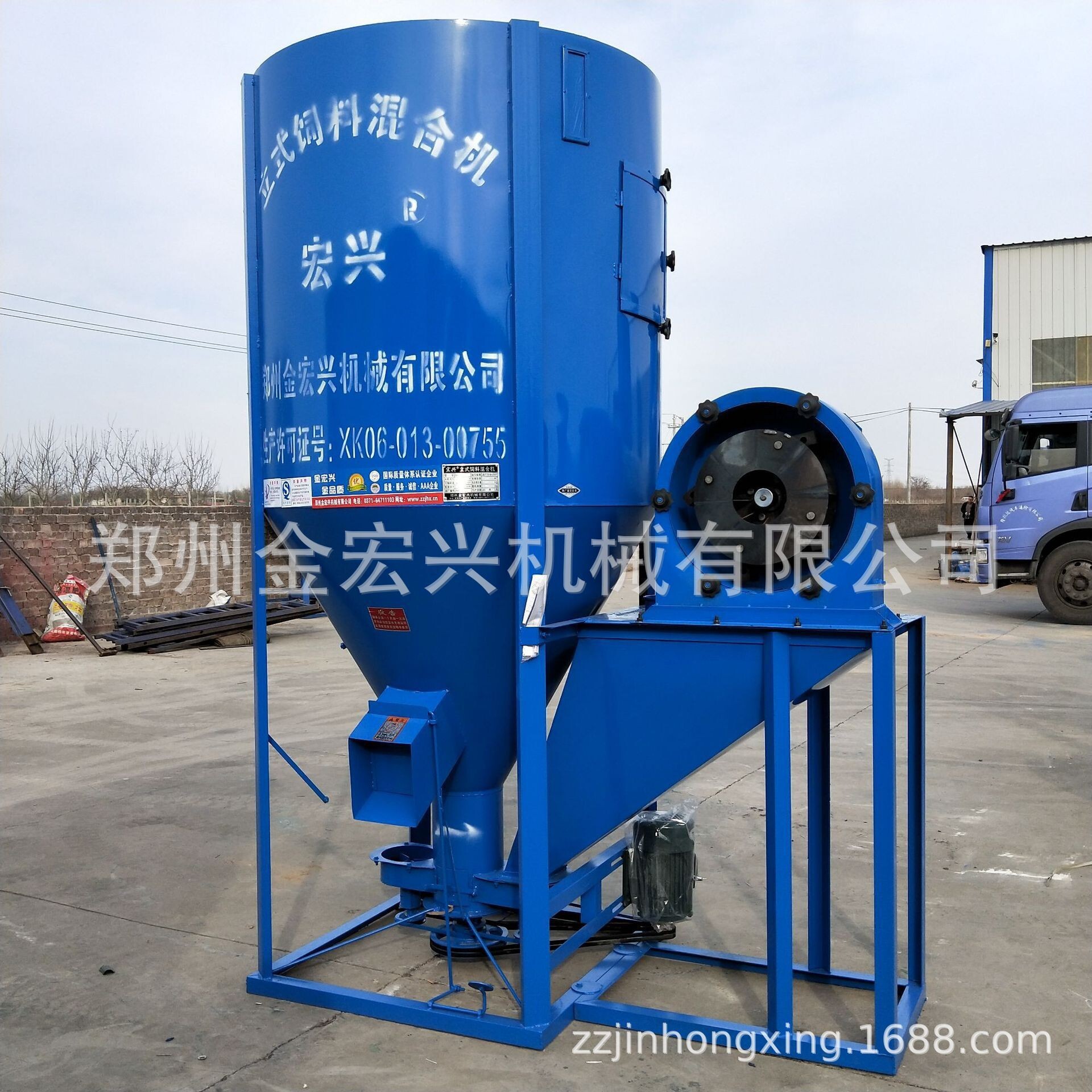 Home-based feed crusher, dust-free large mixer, cattle, sheep and sheep feed mixer.