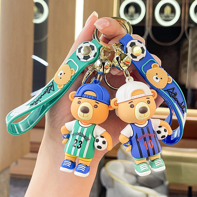 Với một cái chìa khóa gấu đội mũ gắn vào cặp sách của một sinh viên và một chuỗi chìa khóa cho các môn thể thao sáng tạo.