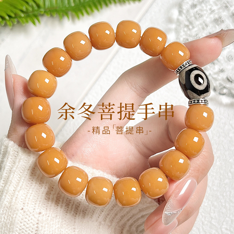 Tất nhiên là làm ô uế bàn tay của Đức Phật trong một vòng tròn đơn lẻ xung quanh bờ sông và vòng tay Phật.