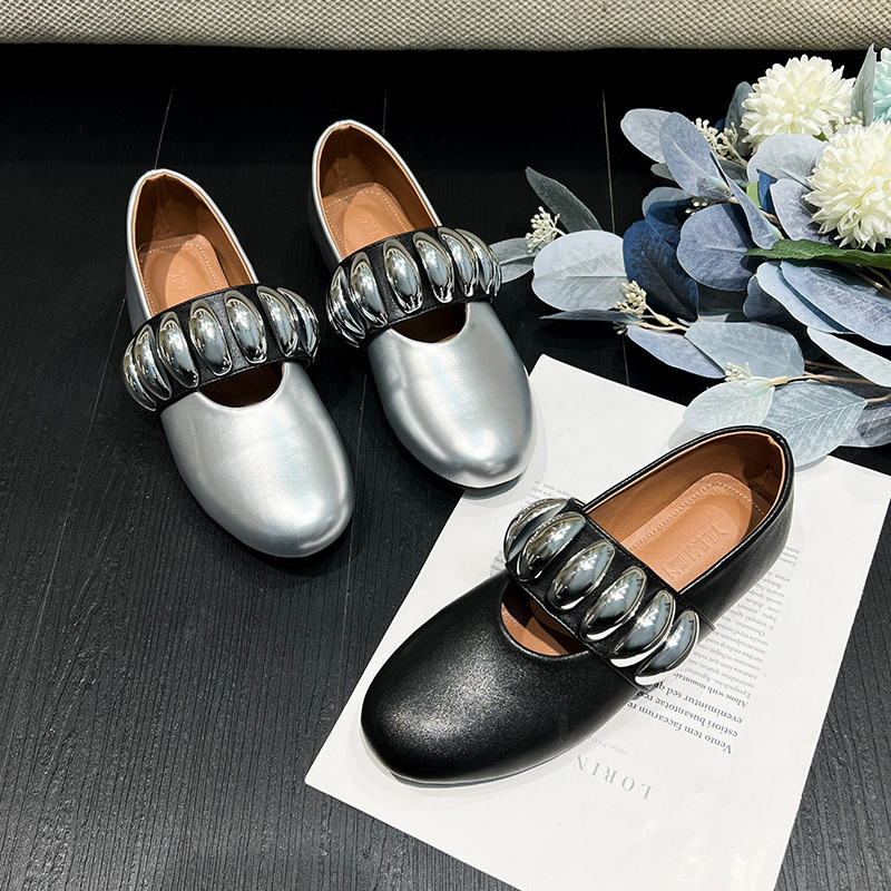 In the spring of 2024, the new Euro-American girl's ballerina shoes were stomping at the bottom of her feet.
