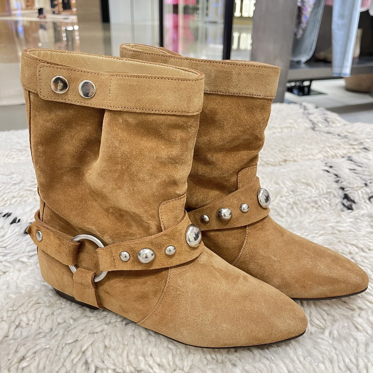 Skin version ~ Old, small, round, round-tone metal, West Cowboy Boots and Scrawny Boots.