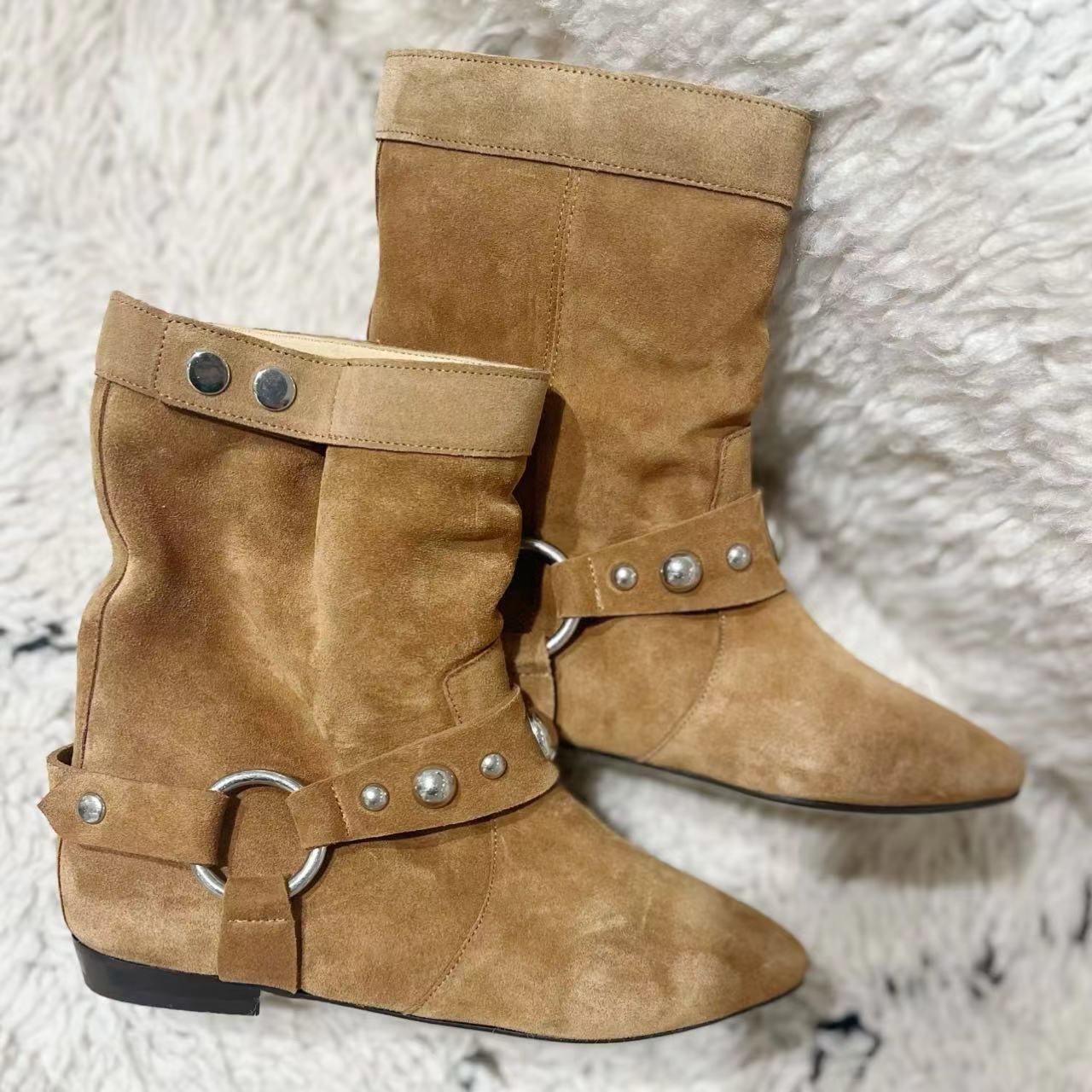 Skin version ~ Old, small, round, round-tone metal, West Cowboy Boots and Scrawny Boots.
