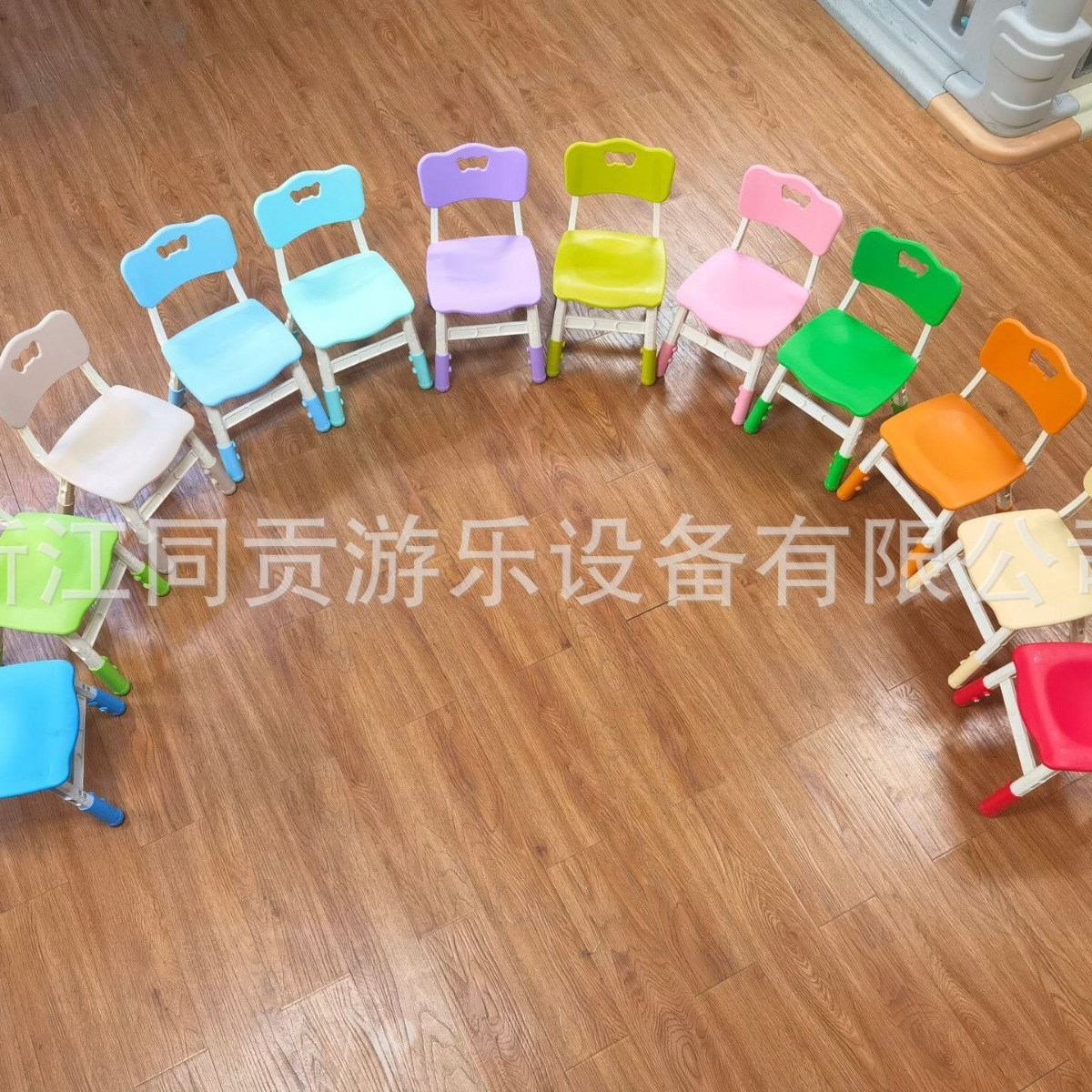 The same-sex kindergarten plastic can lift a chair, a butterfly chair, a chair for a child, a lift and a thicker table.