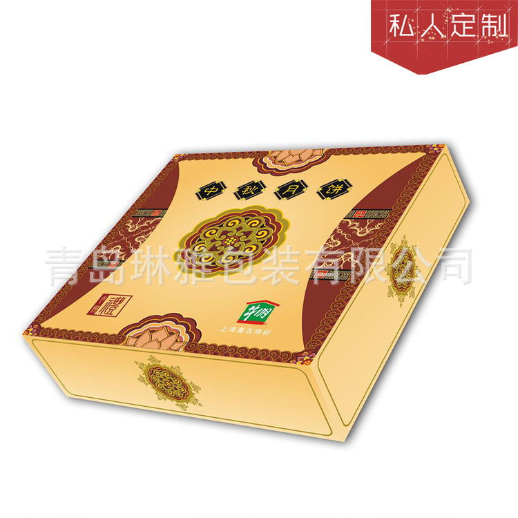 Nhà sản xuất đã tùy chỉnh và xử lý một hộp quà tặng cho một gói quà với nhiều chi tiết khác nhau.