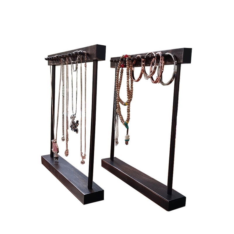 Chiếc vòng cổ hồi tưởng hiển thị vòng tay bằng gỗ để trưng bày cửa sổ trên bàn.